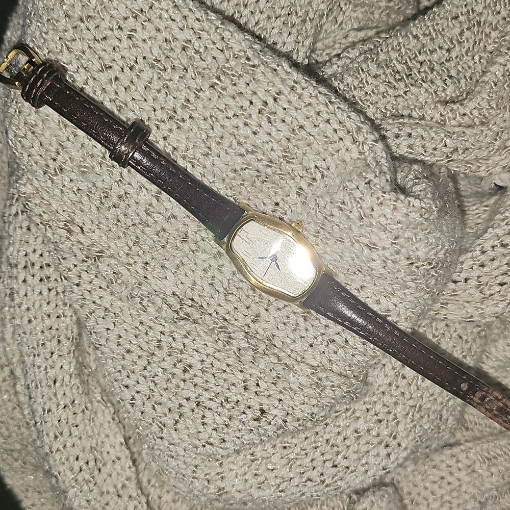 Elegant Gold Women's Watch with Brown Leather Strap - Picture 3 of 3